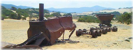 carrelli minerari abbandonati sulla spiaggia di Piscinas